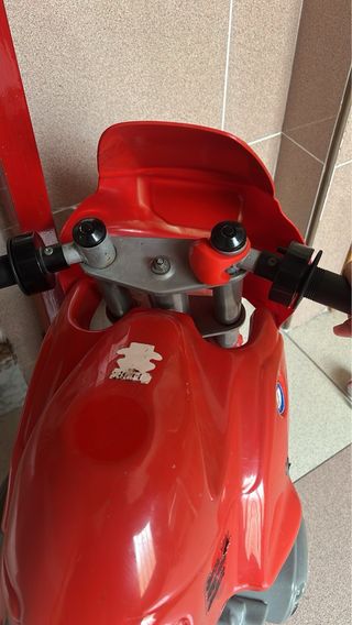 Moto de juguete roja