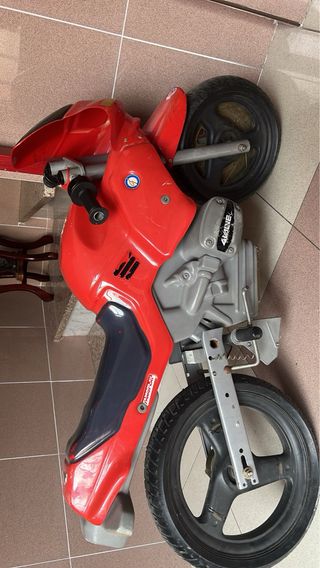 Moto de juguete roja