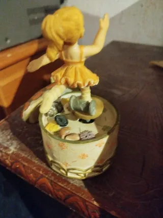 Adorno bailarina con caja de botones