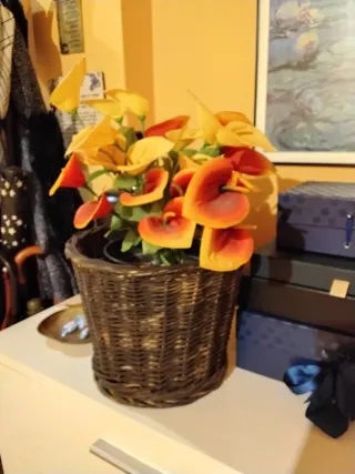 URGENTE VENDER Cesta mimbre con flores artificiale