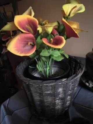 URGENTE VENDER Cesta mimbre con flores artificiale