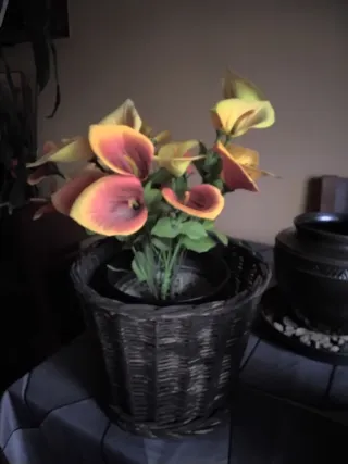 URGENTE VENDER Cesta mimbre con flores artificiale