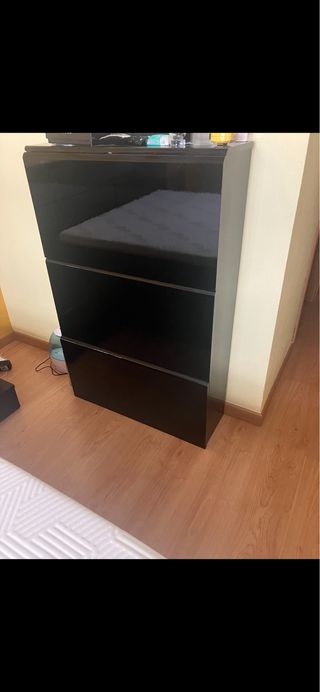 Zapatero negro de madera