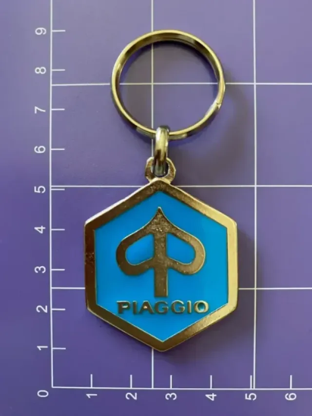 LLAVERO PIAGGIO METALICO ESMALTADO