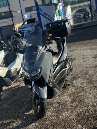 Yamaha NMAX gris y negro