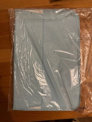 Funda portátil azul símil piel.