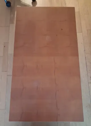 Mesa de centro de madera y ratán