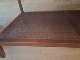 Mesa de centro de madera y ratán