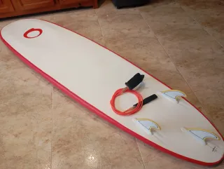 Tabla de surf blanca con rojo 2.30 mtrs de alto