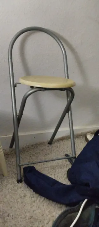 2 Taburetes Metálicos y Plástico