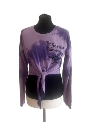 Camiseta, top, de color lila con efecto tie dye