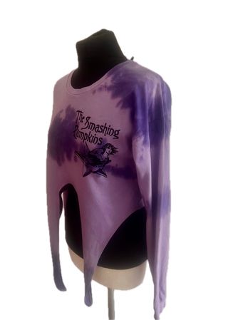 Camiseta, top, de color lila con efecto tie dye