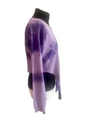 Camiseta, top, de color lila con efecto tie dye