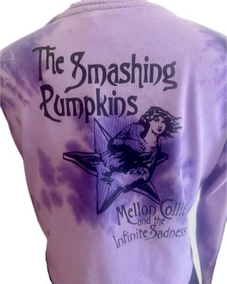 Camiseta, top, de color lila con efecto tie dye