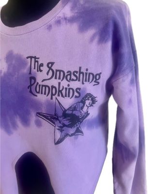 Camiseta, top, de color lila con efecto tie dye