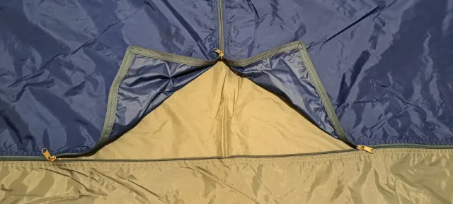 Interior tienda campaña azul y gris