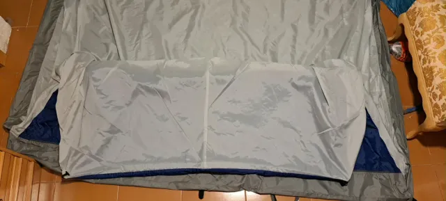 Interior tienda campaña azul y gris