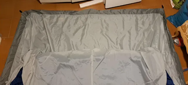 Interior tienda campaña azul y gris