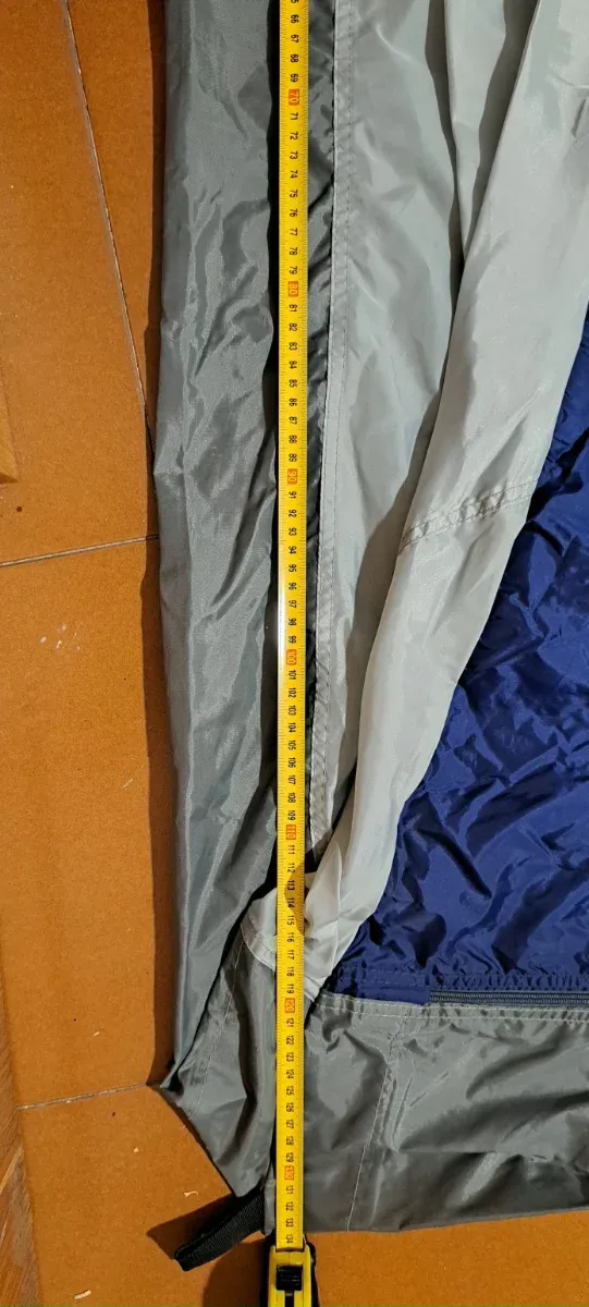 Interior tienda campaña azul y gris