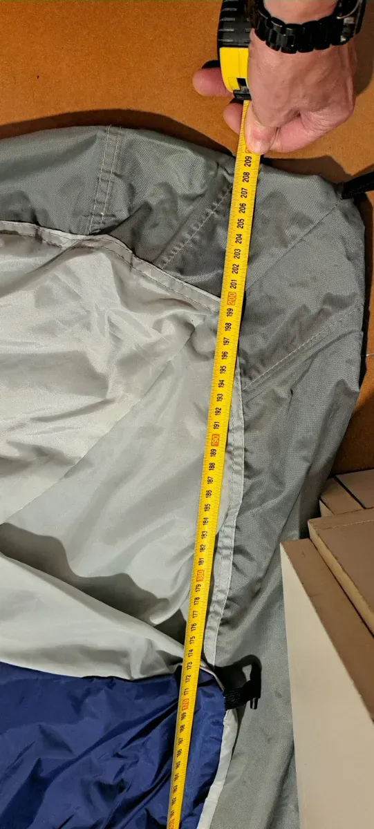 Interior tienda campaña azul y gris