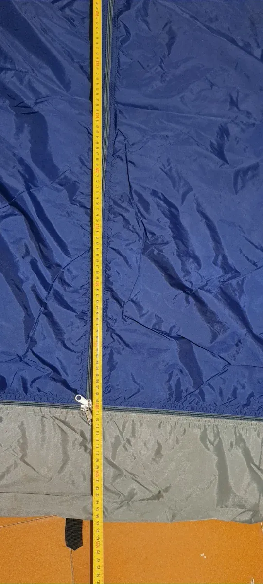 Interior tienda campaña azul y gris