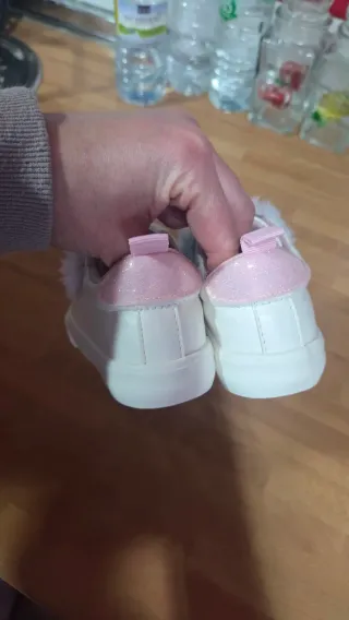 Zapatos de bebé blancos con corazón