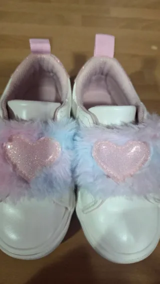 Zapatos de bebé blancos con corazón