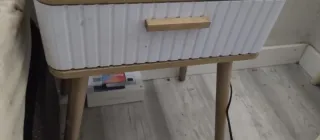 Mesita de noche blanca y madera