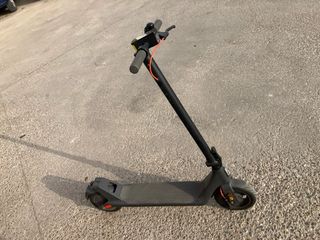 Patinete eléctrico negro