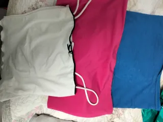 Pack 3 Tops Mujer xs blanco  y m los otros dos