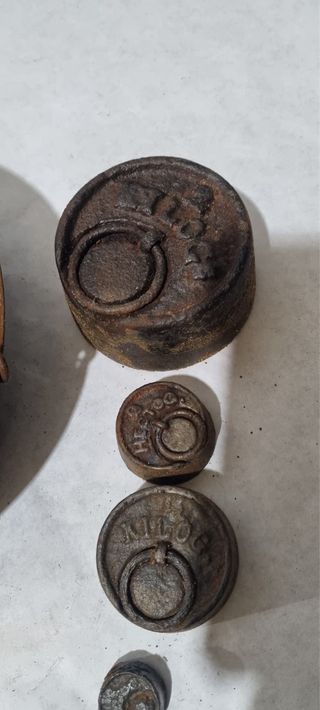 Balanza antigua con pesas