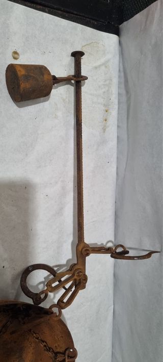 Balanza antigua con pesas