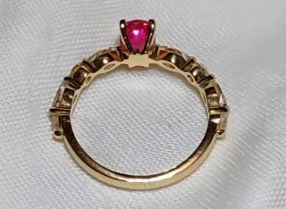 Anillo Rubí y Diamantes Oro 18k