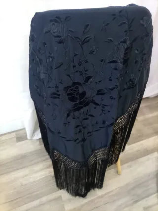 Manton negro bordado floral