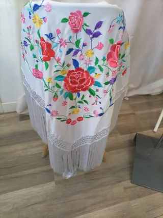 Manton bordado flores blanco