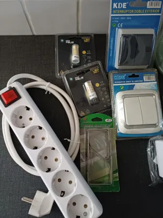 Lote Material Electricidad: Regletas, Bombillas, T