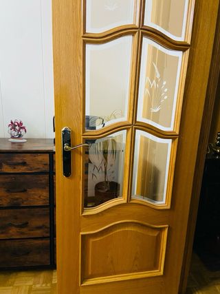 Puerta de madera con cristal