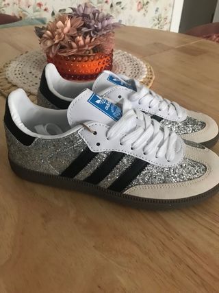 Adidas Deportivas Plata y Blanco