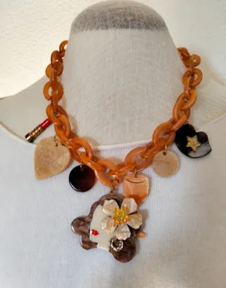 Collar resina estilo Chanel charms mujer