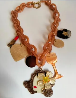 Collar resina estilo Chanel charms mujer