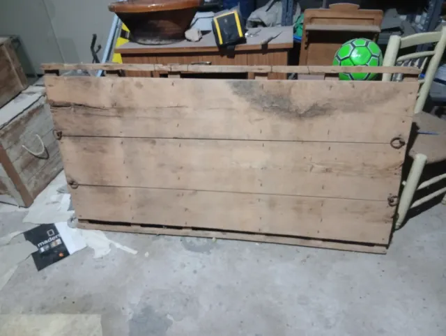 Tablón madera antiguo con herraduras