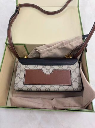 Bolso Gucci Beige y Negro Cadena Dorada