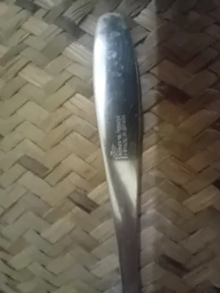 Cuchara antigua con grabado de conejo