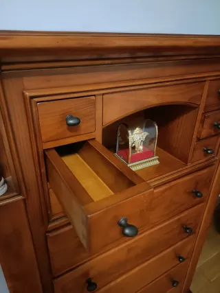 Cómoda de madera maciza con cajones