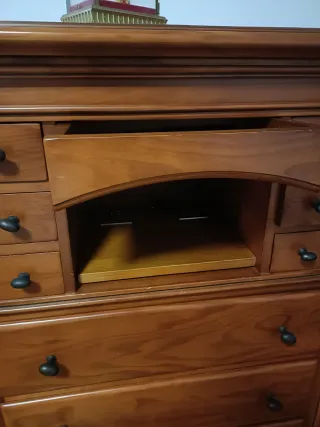 Cómoda de madera maciza con cajones