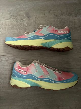 Zapatillas Hummel azules y rosas
