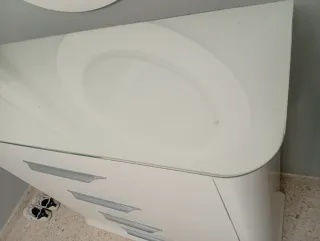 Cómoda blanca con tapa de cristal