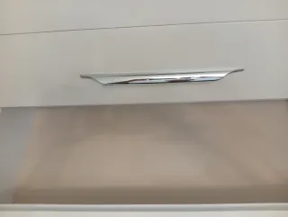 Cómoda blanca con tapa de cristal