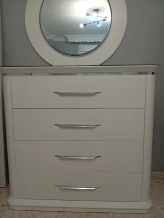 Cómoda blanca con tapa de cristal