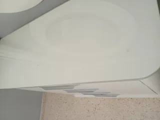 Cómoda blanca con tapa de cristal